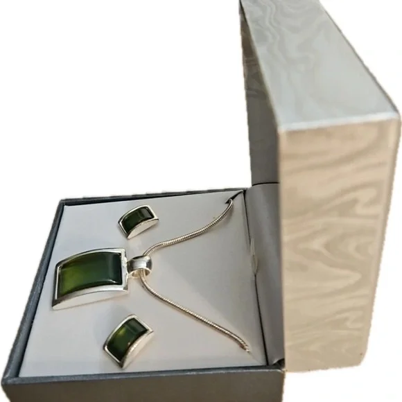 Worthington Jade Green Silver Necklace W/matching Pierced Green Jade... - Picture 3 of 4